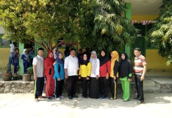 Kepala Sekolah SDN 48 Foto Bersama 