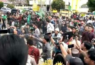 Massa HMI dihalau petugas saat mendesak masuk ke gedung DPRD