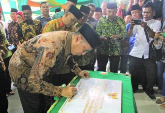 Lounching PTSP Kanwil Kemenag Provinsi Bengkulu ini ditandai dengan penandatanganan prasasti oleh Menteri Agama RI
