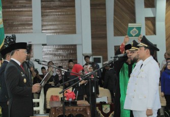 Plt Gubernur Rohidin Mersyah melantik Walikota Terpilih Helmi Hasan dan Dedi Wahyudi di Gedung Serba Guna Pemprov Bengkulu