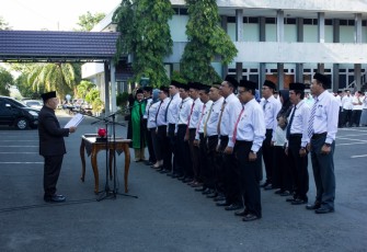 Pelantikan dan Pengambilan Sumpah Jabatan Administrator dan Jabatan Pengawas  di Lingkungan Pemerintah Provinsi Bengkulu oleh Sekda di Lapangan Apel Kantor Gubernur.