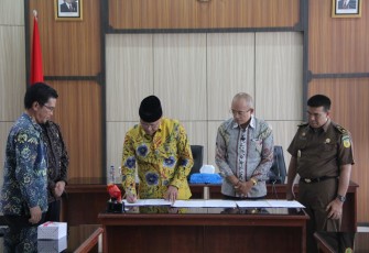  Serah Terima P3D Panti Sosial, Lembaga Latihan Kerja (LLK) dan Terminal Tipe B di Kab. Bengkulu Selatan Kepada Pemerintah Provinsi Bengkulu, di Ruang Rapat Lantai III Kantor Gubernur, Kamis(6/9).