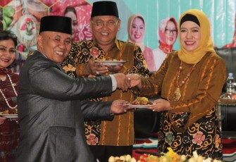 Sekda Nopian Andusti bersama Ketua Dekranasda Provinnsi Bengkulu, Derta Wahyulin