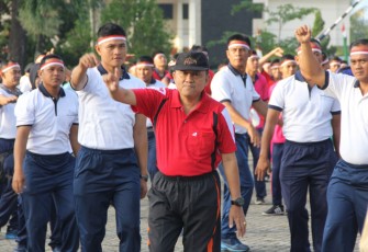 Asisten I Setda Provinsi Bengkulu Hamka Sabri mengikuti senam Gemu Famire di lapangan Makorem 041 Gamas Bengkulu.