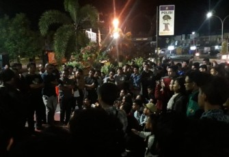 Puluhan kader dan alumni HMI didampingi kuasa hukumnya nampak berkumpul di depan Mapolda Bengkulu