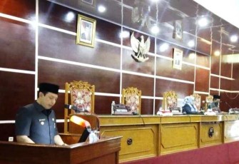 Wakil Wali Kota Dedy Wahyudi Menyampaikan Nota Keuangan APBD-P Tahun 2018