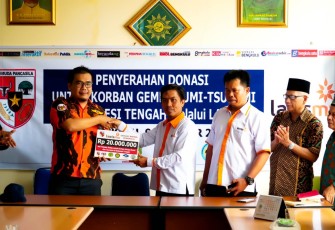 Penyerahan donasi ke Lazismu oleh Ketua MPC Kota Bengkulu Erlan Oktriandi