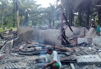 Nampak rumah Yayan Suryana hancur ludes terbakar