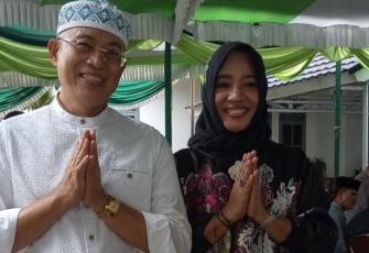 Plt Bupati Bengkulu Selatan Gusnan Mulyadi dan istrinya usai mengikuti Shalat Idul Fitri di Pendopo Rumdin Bupati Bengkulu Selatan
