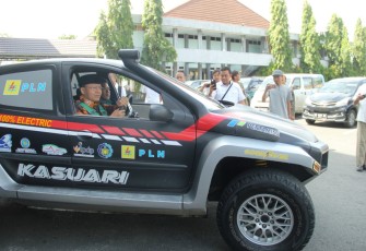 Plt Gubernur Bengkulu Rohidin Mersyah saat test drive mobil listrik