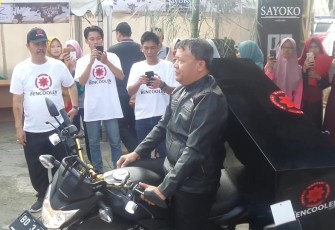 Plt Gubernur Bengkulu Rohidin Mersyah saat menjejal costum rider dengan berkeliling di kawasan Pantai Panjang dengan menjajakan kopi Bengkulu