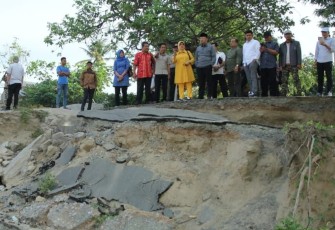 Plt Gubernur Bengkulu Rohidin Mersyah bersama rombongan melihat langsung kondisi daerah yang terkena dampak likuifasi