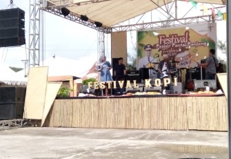 Penampilan Band Lokal Bengkulu Dalam Festival Kopi Bengkulu Menyambut HUT Emas Provinsi Bengkulu ke-50 