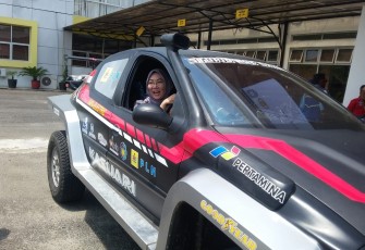 Wakil Bupati Kaur Yulis Suti Sutry saat menjajal mobil listrik berkeliling di halaman Pemkab Kaur 