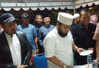 Walikota Helmi Hasan didampingi Wakil Walikota Dedy Wahyudi saat mencicipi kuliner malam 'Samisake' 