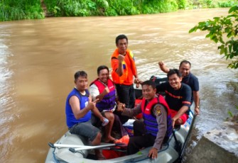 Kapolsek BI, Iptu.Joko Triyono bersma tim Basarnas dan BPBD saat mencari korban hanyut.