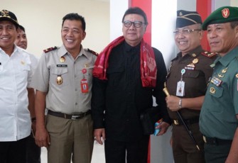 Mendagri Tjahjo Kumolo (tengah)