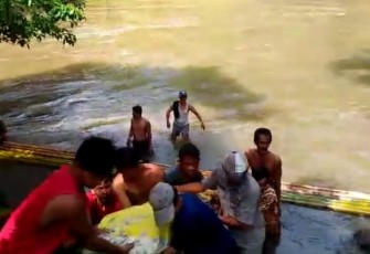 Tim pencarian bersama masyarakat setempat saat mengevakuasi jenazah korban yang terseret arus sungai Jum'at lalu pada Minggu (9/12/18)
