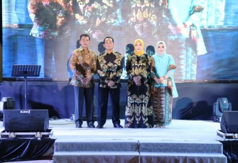 Foto bersama Kapolda Bengkulu yang baru Brigjen Pol Drs Supratman MH (Kiri) dan Kapolda yang lama Brigjen Pol Coki Manurung SH MHum