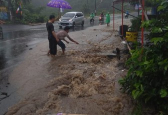 Air banjiri badan jalan dan rumah warga