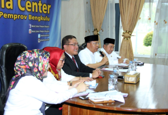 Gubernur Bengkulu Rohidin Mersyah bersama Kepala Perwakilan Bank Indonesia Bengkulu Endang Kurnia Saputra menggelar Konfrensi Pers terkiat Inflasi Daerah