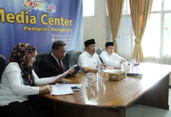 Gubernur Bengkulu Rohidin Mersyah bersama Kepala Perwakilan Bank Indonesia Bengkulu Endang Kurnia Saputra menggelar Konferensi Pers terkiat Inflasi Daerah