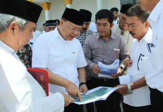 Gubernur Bengkulu Rohidin Mersyah meninjau Pembangunan Masjid Raya Baitul Izzah