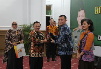 Sekretaris Daerah Provinsi Bengkulu Nopian Andusti memberikan cinderamata kepada Kol Inf Irnando Arnold B Sinaga.
