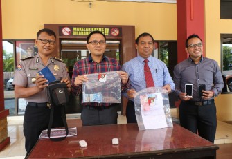 Direktur Reskrimum Polda Bengkulu Kombespol. Pasma Royce, S,ik, MH didampingi Kabid Humas Polda Begkulu, Wadir Reskrimsus serta Kasubdit Jatanras Polda Bengkulu saat gelar Press Conference