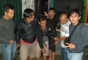 Pelaku saat diamankan polisi