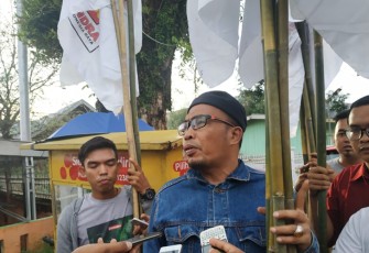 Wakil Ketua DPC Gerindra Donny Osmond saat diwawancarai awak media