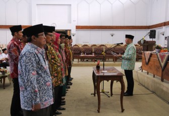 Gubernur Bengkulu Rohidin Mersyah saat mengukukuhkan Dewan Riset Daerah (DRD) Provinsi Bengkulu Periode 2018-2021, di Gedung Serba Guna