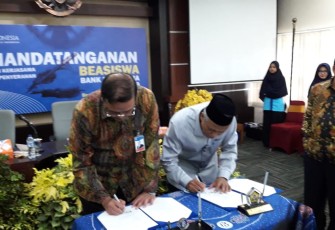 Kepala Bank Indonesia cabang Bengkulu, Endang Kurnia Saputra dan Rektor IAIN Bengkulu Prof Dr Sirajuddin saat teken MoU