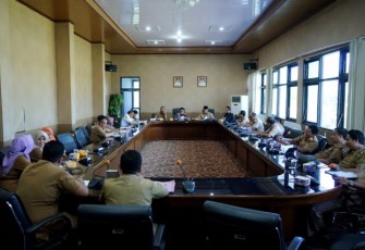 Rapat pembahasan kesiapan atribut dan honorarium personel perlindungan masyarakat (linmas) di Tempat Pemungutan Suara (TPS)