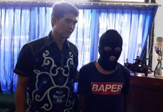 Tersangka (kanan) saat diamankan di Mapolsek Teluk Segara, Kota Bengkulu