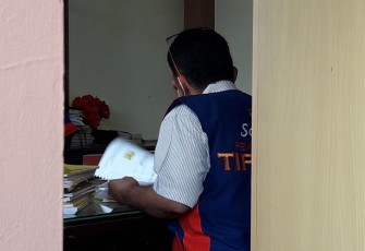 Tim Tipidkor Polda Bengkulu saat melakukan penggeledahan