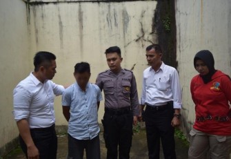 Polisi saat menangkap pelaku pencabulan