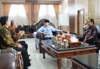 Kepala Kanwil Ditjen Perbendaharaan Provinsi Bengkulu Ismed Saputra didampingi Rektor Universitas Bengkulu (UNIB) Ridwan Nurazi saat berkoordinasi dengan Gubernur Bengkulu Rohidin Mersyah, di Ruang Kerja Gubernur Bengkulu, Jumát (08/02).