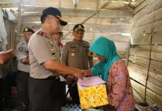 Kapolda saat bertemu penerima bedah rumah