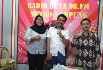 Ketua Persatuan Wartawan Indonesia (PWI) Kota Metro, Lampung, Abdul Wahab dalam dialog di Radio Duta 98 FM Metro, dengan tema' Peran Masyarakat dan Media dalam mensukseskan Pemilu 2019 Aman dan Damai, Kamis (21/02/2019).