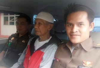 Terpidana Supratman Urip (tengah) saat diamankan