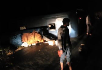 Minibus terbalik