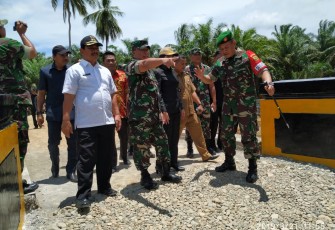 Wakil Bupati Seluma Drs. Suparto Dampingi  Wasev Mabesad Mayjen TNI Agung Risdhianto M.DA