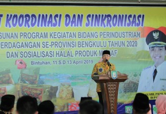 Gubernur Rohidin, saat menghadiri Rakor dan Sosialiasi penyusunan program kegiatan bidang perindustrian dan perdagangan se- Provinsi Bengkulu tahun 2020 serta Sosialisasi halal produk Mocaf, di gedung Sentral Kuliner Kota Bintuhan, Kabupaten Kaur, (12/04/2019).