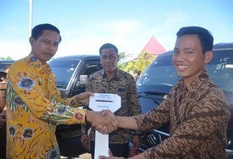 Bupati Kaur secara simbolis menyerahkan bantuan mobil 