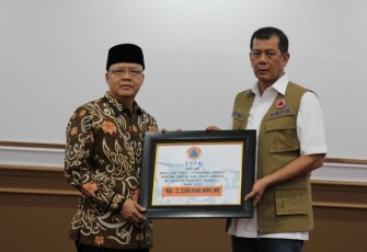 Penyerahan bantuan secara simbolis dari BNPB.