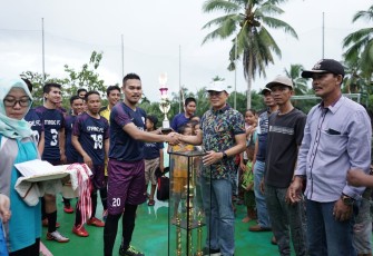 Plt Bupati Bengkulu Selatan Gusnan Mulyadi Berikan Piala 