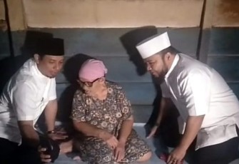 Wali Kota Bengkulu Helmi Hasan dan Wakil Wali Kota Dedy Wahyudi Beri Kaca Mata Pada Nenenk Maini 