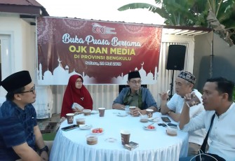 Ketua OJK Bengkulu Yusri Buka Bersama Dengan Wartawan 