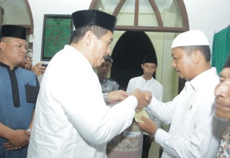 Sekda Kabupaten Asahan, Taufik ZA saat memberikan santunan kepada kaum dhuafa dalam Kegiatan Safari Ramadhan 1440 H di desa Ambalutu, Buntu Pane. Senin, (13/5/2019). Foto : Diskominfo Asahan/KlikWarta.com
